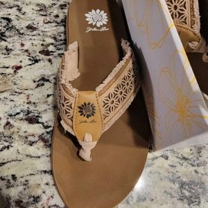 Yellowbox griffin taupe flip flops NWT